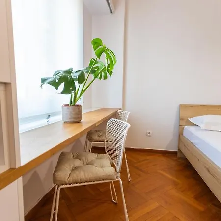 Bridge Apartment *